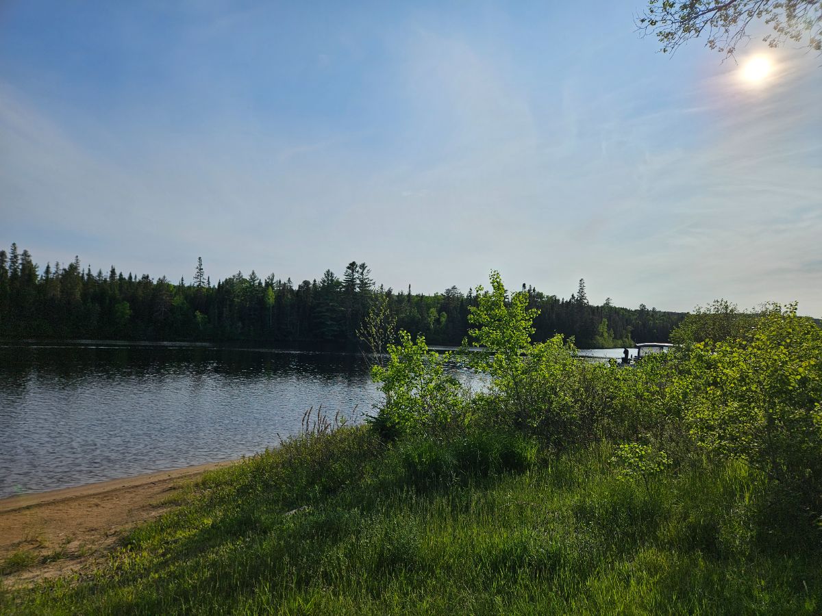 Photo de Very quiet site on large lake