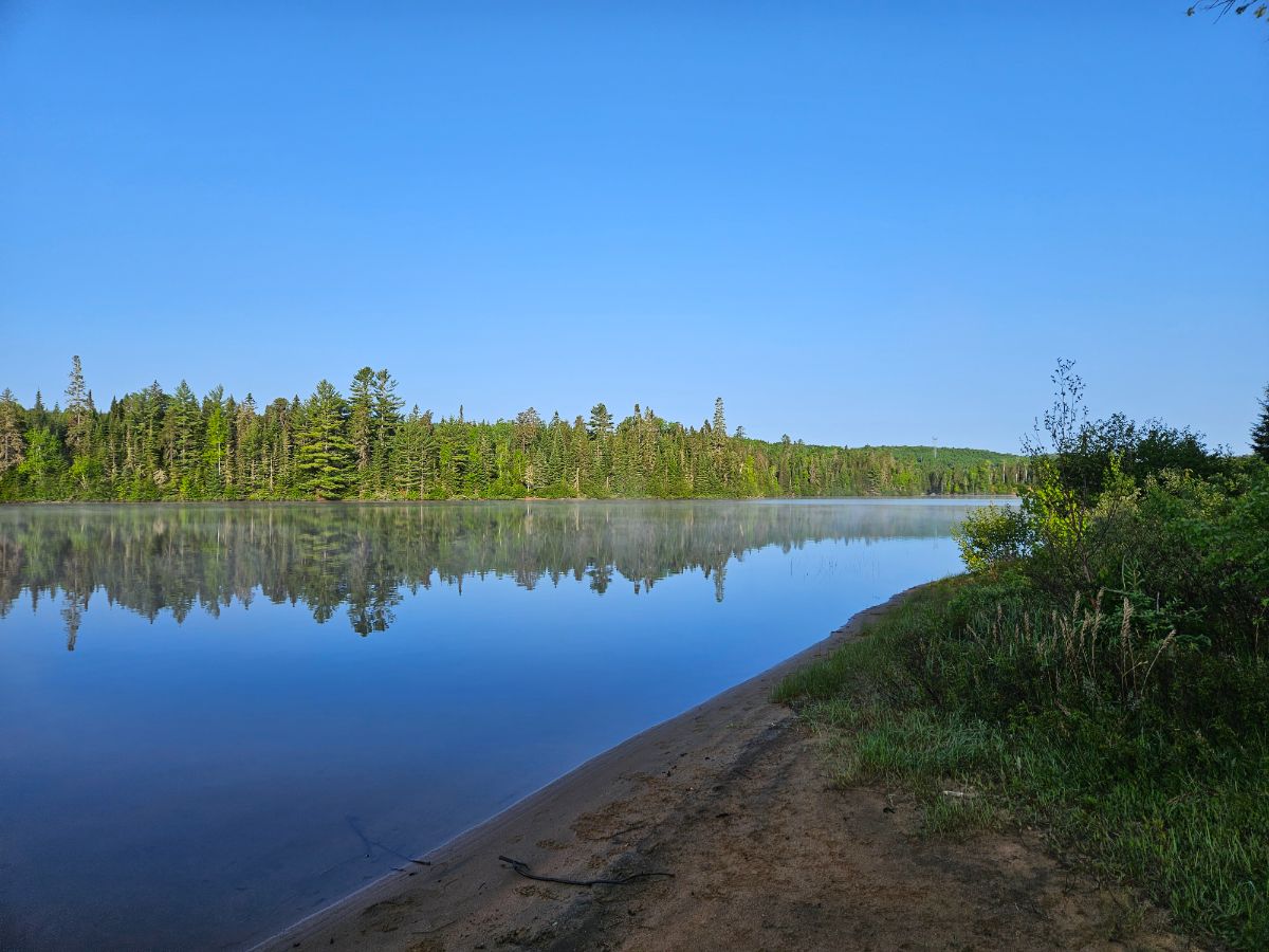 Photo de Very quiet site on large lake