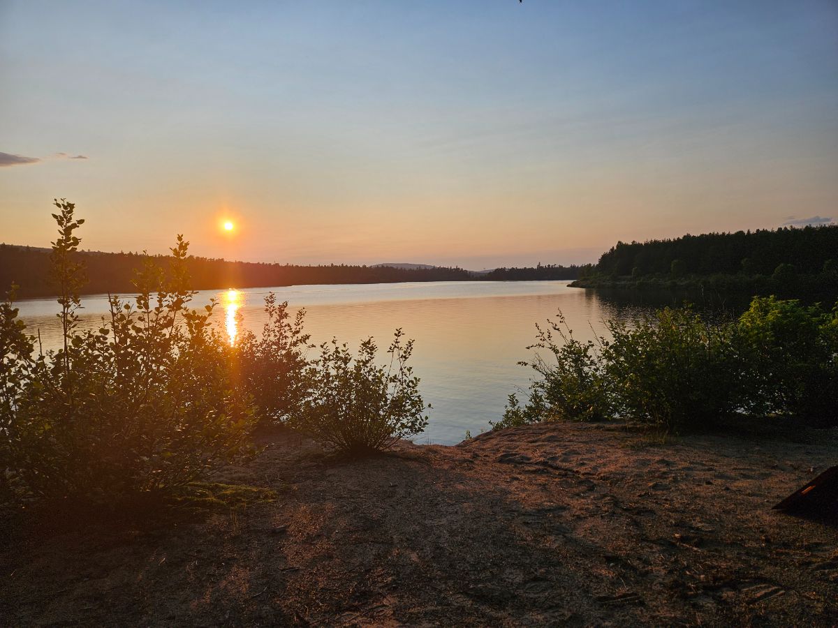 Paysage de camping pour Superb Sunset site on a large lake